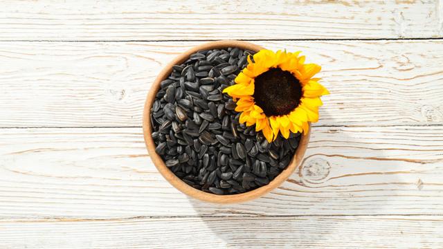 Nem semente de chia, nem linhaça, nem quinoa: a semente de girassol é o superalimento que você precisa conhecer