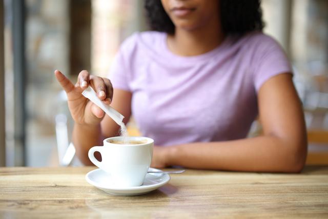 Não consegue tomar o cafezinho puro? Esse é o melhor adoçante para adicionar a bebida, segundo especialistas