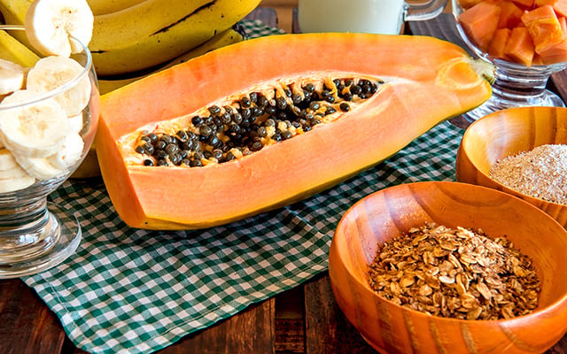 Nem granola, nem aveia: esse é o ingrediente que as pessoas estão adicionando ao mamão para ajudar o intestino e reduzir inflamações