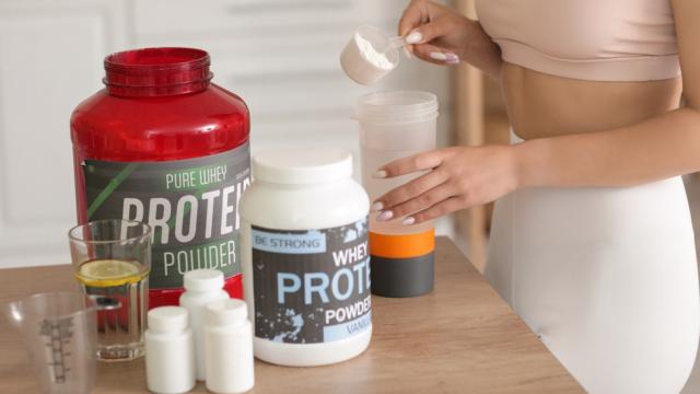 Não caia em golpes ao comprar whey protein na Black Friday: existe um cálculo para descobrir se um whey é de boa qualidade