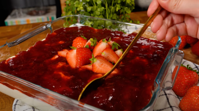 Mousse de leite ninho com morango na travessa: sobremesa cremosa É MUITO FÁCIL de fazer, nem vai ao forno!