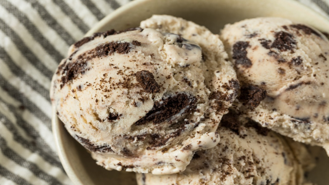 Sorvete de flocos com apenas 3 ingredientes usando um biscoito que todo mundo ama