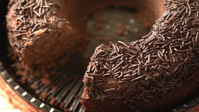 Sempre que faço esse bolo de chocolate de liquidificador do TudoGostoso, não sobre nenhuma fatia: fica pronto em 30 minutos!
