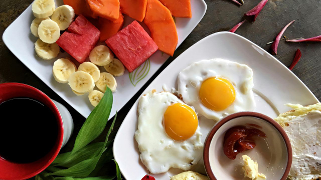 Café da manhã com proteínas e gorduras boas (Créditos: Canva)