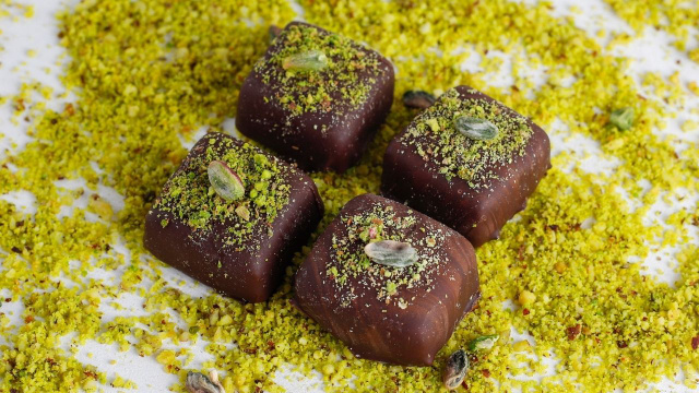 Delícia de pistache com avelã e coco ralado cobertos por chocolate derretido (Créditos: Shutterstock)