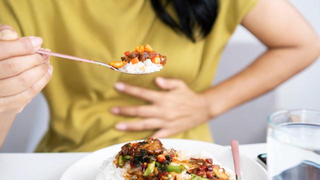 Sou médica especialista em saúde digestiva e garanto: essas são as três melhores dicas para evitar o inchaço ao comer