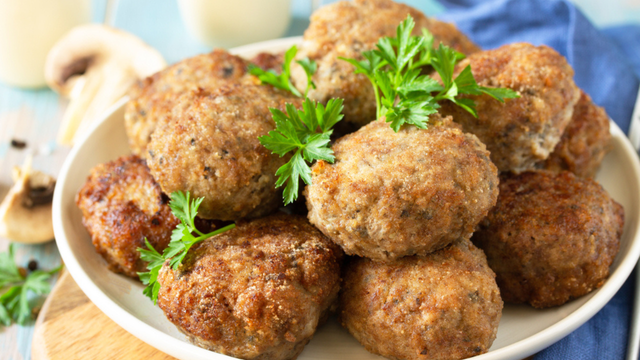 Cansado do purê de sempre? Aprenda a fazer almôndegas de batata crocantes para um acompanhamento delicioso