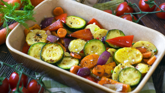 O ingrediente que a minha avó usa para deixar qualquer legume assado mais gostoso e que você já tem aberto na geladeira