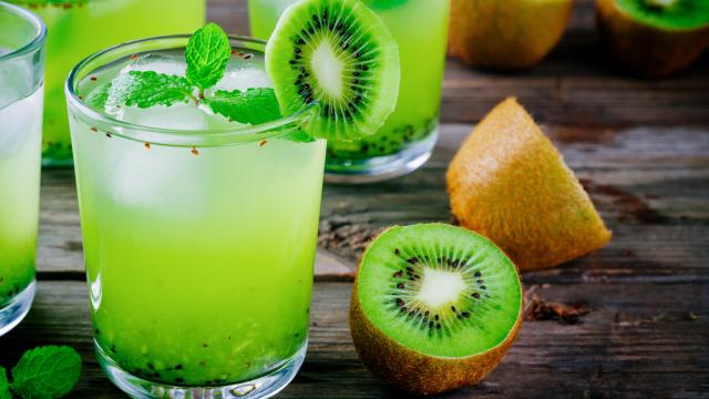 A combinação do kiwi com a água de coco garante uma bebida doce e leve (Créditos: Shutterstock)