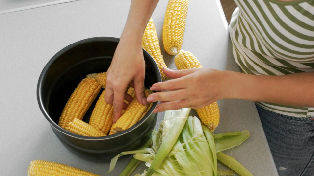 É fundamental cozinhar as espigas antes de cortá-las (Créditos: Shutterstock)