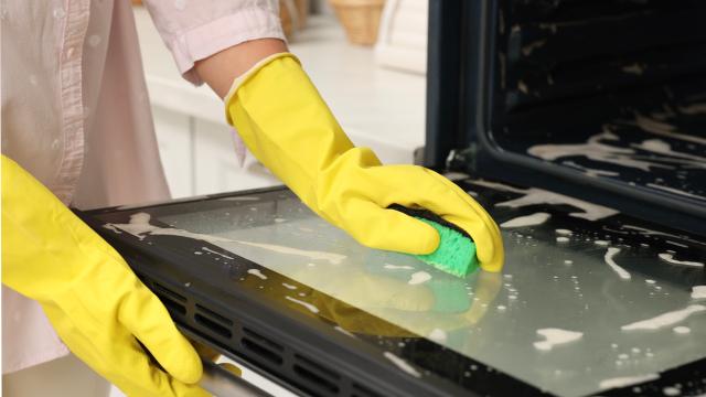 Nem vinagre, nem bicarbonato de sódio: o melhor truque para remover a gordura de fornos e assadeiras e deixar tudo como novo