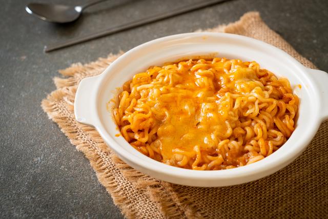 Macarrão instantâneo, o miojo, é produto alimentício rico em sódio. (Crédito: Shutterstock)