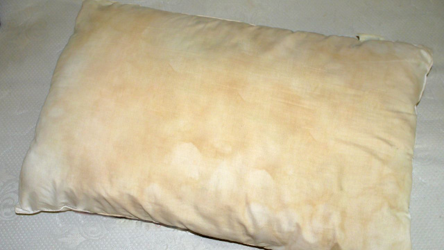 Você pode clarear travesseiros com manchas antigas em 30 minutos sem lavar: como fazer