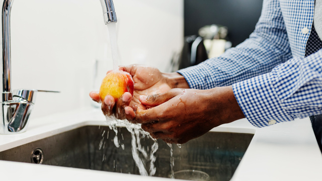 Os 4 erros que você comete na cozinha que podem aumentar o risco de contaminação, segundo o TudoGostoso