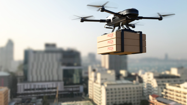 Barulho alto e a frequência do uso de drones para entregas está incomodando moradores (Créditos: Shutterstock)