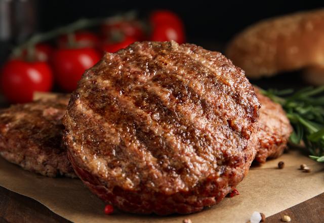 Você consegue fritar a carne o bacon do hambúrguer de uma vez na fritadeira e pode até botar queijo por cima (Créditos: Shutterstock)