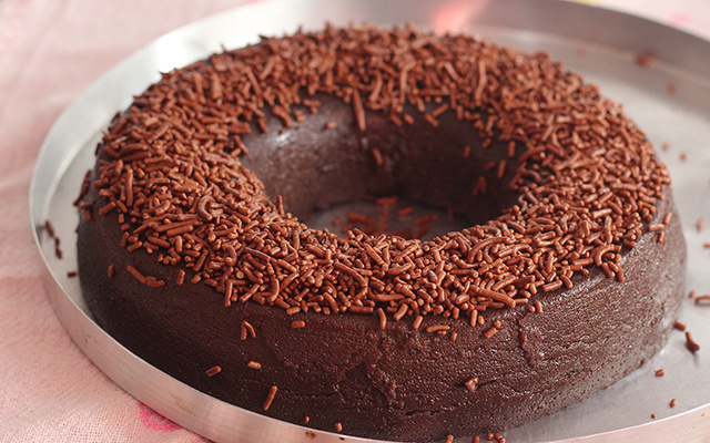 Brigadeirão sem forno: sobremesa cremosa leva apenas 4 ingredientes