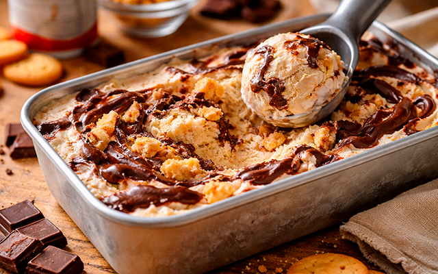O sorvete caseiro de biscoito com ganache que não precisa de batedeira e lembra sobremesa de casa de mãe