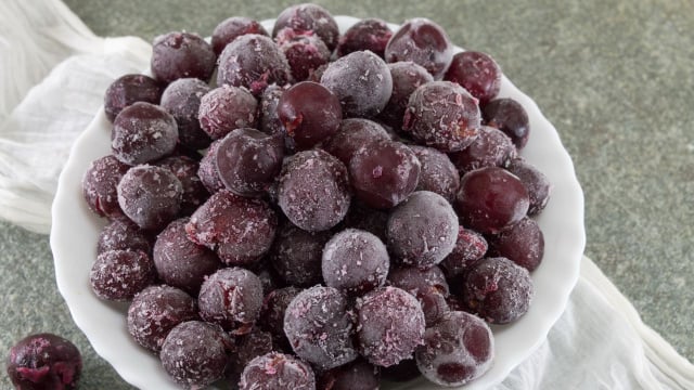 Ao descongelar as frutas, o ideal é deixá-las na geladeira até estarem no ponto certo para o uso (Créditos: Shutterstock)