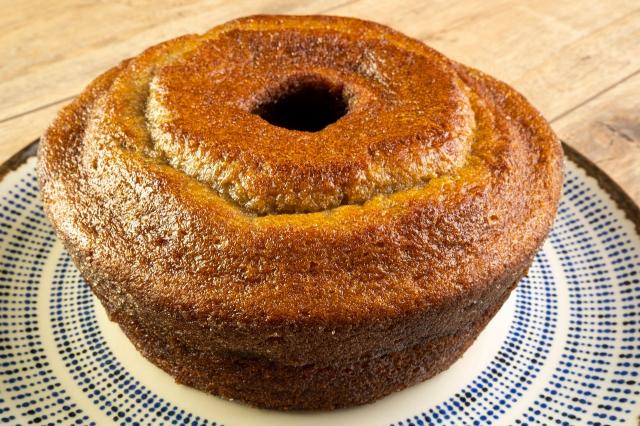 Bolo de banana fácil: 3 receitas molhadinhas usando liquidificador, airfryer ou micro-ondas