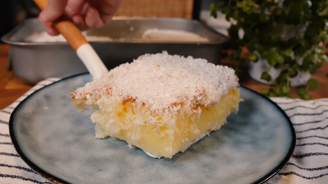 Sem farinha de trigo: esse bolo cocada fica úmido e irresistível em poucos minutos