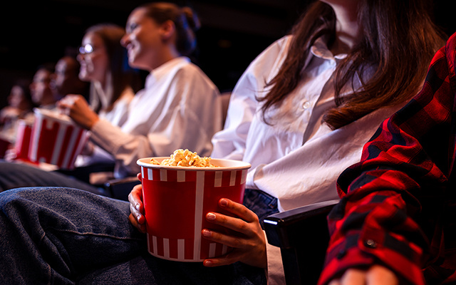 Como você é manipulado a sempre comprar a pipoca maior no cinema e nem percebe