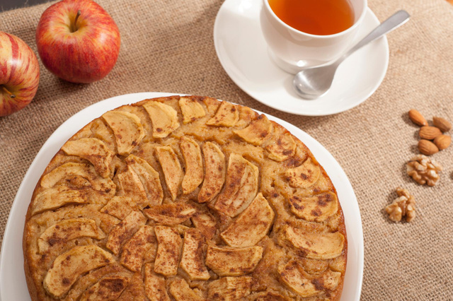 Torta de Maçã que aprendi com um mestre confeiteiro: receita fácil é uma sobremesa incrivelmente macia e perfumada