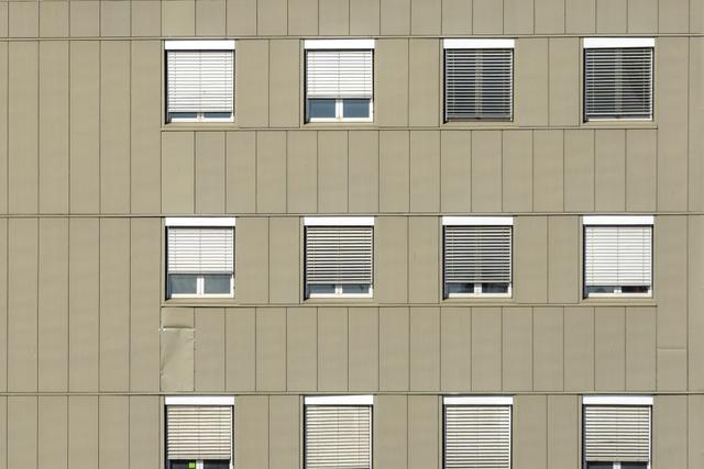 O truque de gênio para limpar persianas na parte externa de edifícios altos de forma rápida, fácil e segura