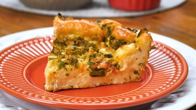 Apenas um liquidificador é o suficiente para fazer esse bolo salgado de liquidificador perfeito para o almoço