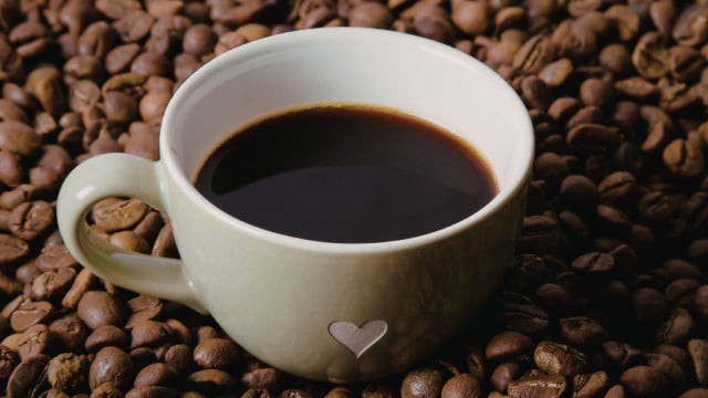 Muita gente não sabe com o que não se deve comer café. Mas será que se pode comer ovos cozidos e bananas junto com a bebida?