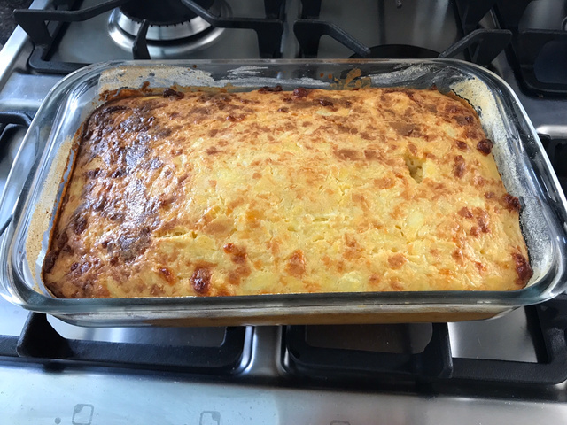 Você conhece a sopa paraguaia? Imagina aí: bolo salgado, milho e queijo em abundância... Aprenda a fazer essa maravilha, típica do Mato Grosso do Sul