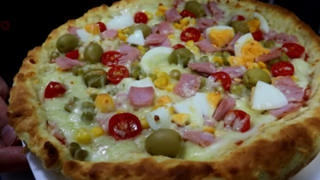 Sem sovar e sem liquidificador: essa pizza portuguesa caseira da minha família é a melhor que você vai provar, receita com muito recheio