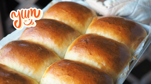 É só amassar os ingredientes e abrir a massa: esse pão fofinho e prático usa um ingrediente inesperado para ficar muito macio