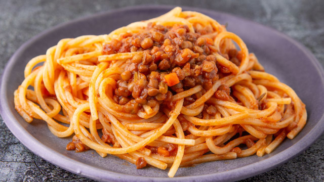 Macarrão com lentilhas é a minha receita simples que todo mundo adora, de crianças a veganos