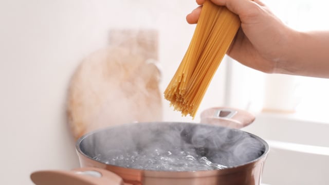 Devo ou não colocar sal na água do cozimento do macarrão? Aqui está a explicação e o que os chefs pensam