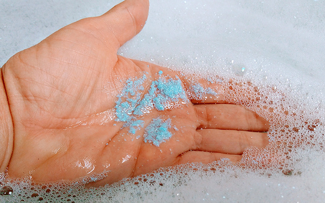 O motivo é óbvio, mas poucos sabem: por que o sabão de lavar roupa é azul na maioria dos casos?
