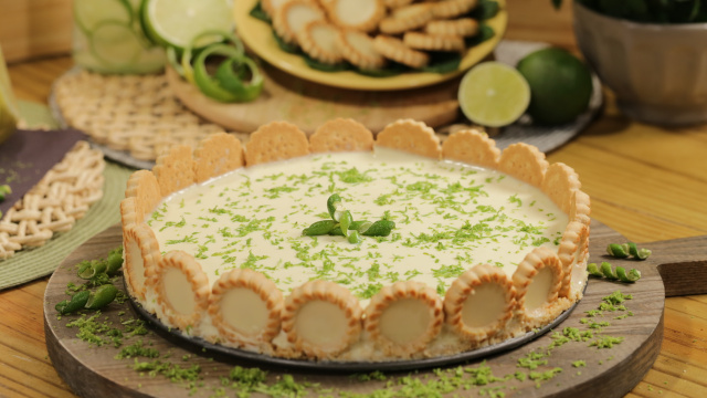 Torta de limão com chocolate branco em forma removível decorado com biscoitos e raspas de limão (Créditos: TudoGostoso)