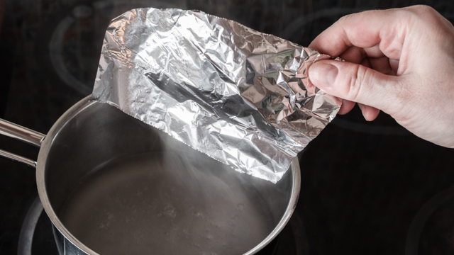 Panela e papel-alumínio são realmente tóxicos? Entenda o que é mito e verdade sobre o uso na cozinha