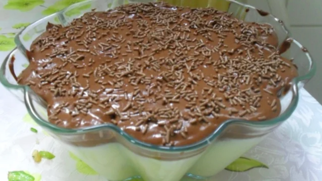 Cremoso, geladinho e viciante: o doce de coco com chocolate do TudoGostoso virou a sobremesa favorita aqui de casa