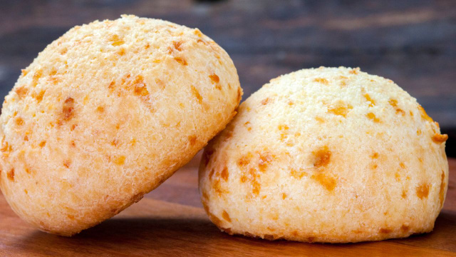 Aprendi com uma mineira: pão de queijo de verdade leva polvilho doce e azedo juntos (receita fácil!)