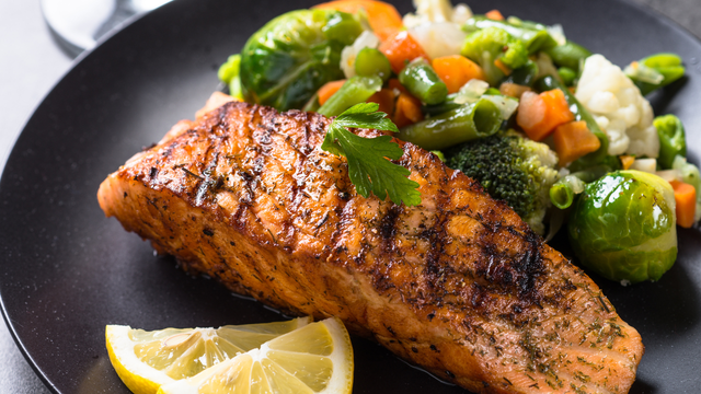 O salmão possui muitas proteínas! (Créditos: Canva)