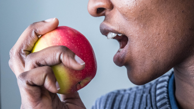 Poucas pessoas sabem que esse é o melhor horário para comer maçã, segundo a ciência