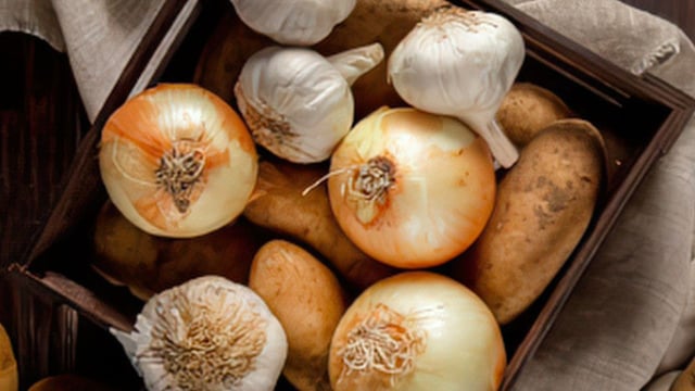 Cozinheiros concordam: para que batatas, cebolas e alho durem mais tempo, guarde-os assim na cozinha