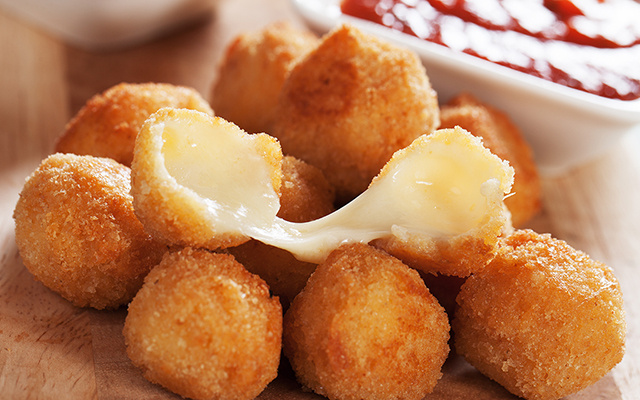 Bolinha de queijo com apenas 3 ingredientes e que dá para fazer até na airfryer fica crocante por fora e queijudo por dentro