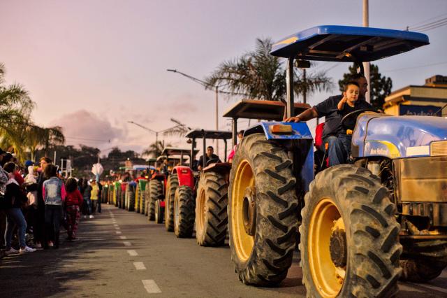 Procissão segue por meio de diversos meios de transporte. (Foto: Prefeitura de Cotia) 