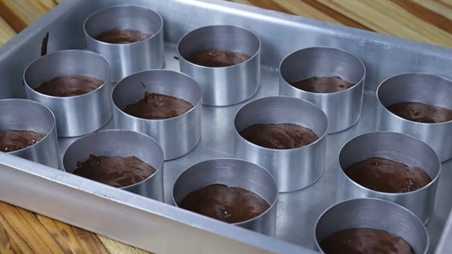 Esse pão de mel fica fofinho e perfeito para rechear com o sabor que você quiser (Créditos: Reprodução / YouTube @LetíciaSweetCake)