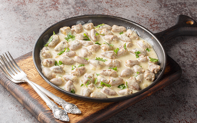 Nem parece receita simples: esse frango com creme de cebola, queijo e farofinha crocante é de outro mundo