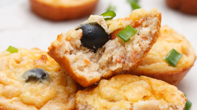 Bolinho de atum que fica pronto em 30 segundos é opção saudável para bebês e ainda funciona como lanche proteico para os adultos