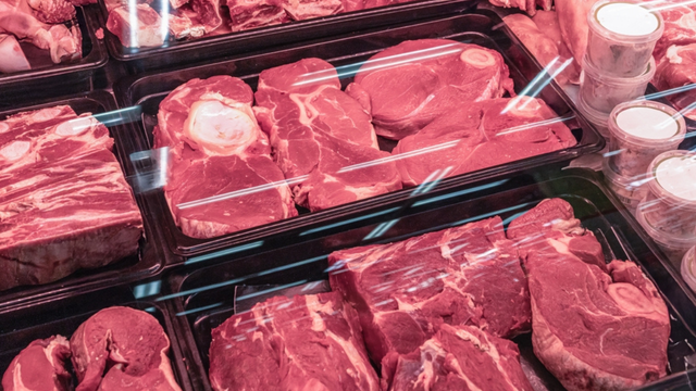 Carne de porco em bandejas no supermercado: Funcionários dizem sem rodeios "quais bandejas evitar".