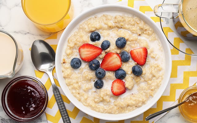Nem leite, nem açúcar: esse mingau de aveia cremoso ajuda na saciedade e deixa o café da manhã mais leve